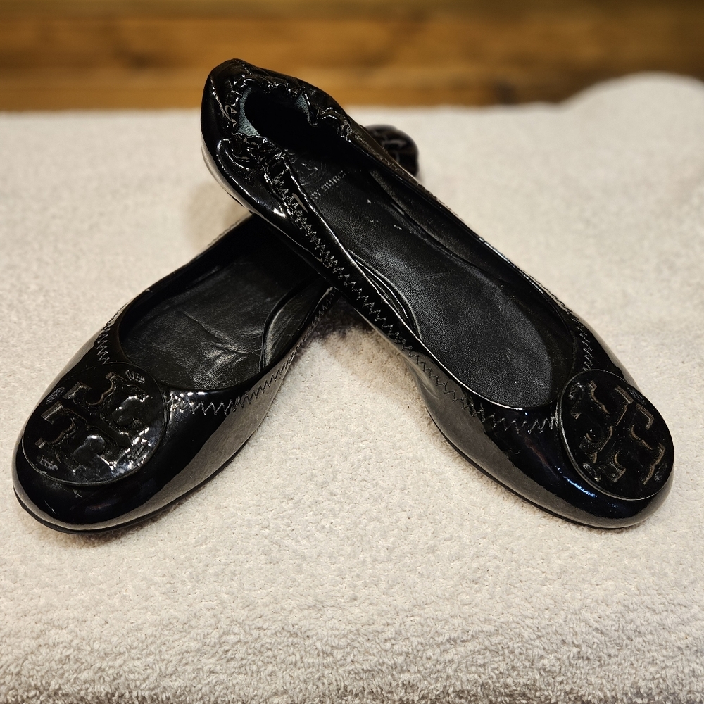 Tory Burch Glossy Black Patent Leather  Medallion Ballerina Flats Size 8